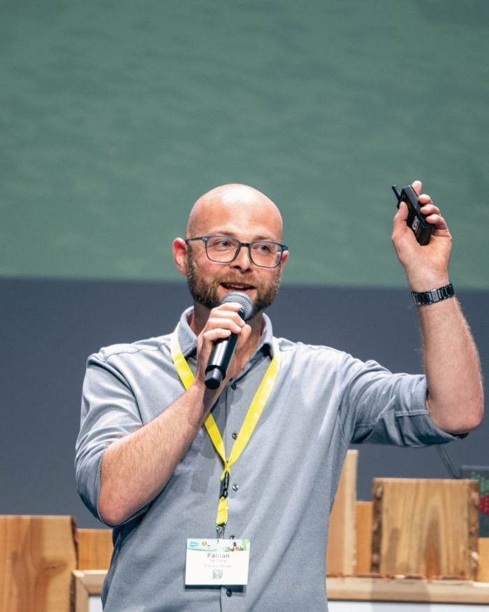 Fabian Delhaxhe en conférence sur la croissance et le marketing